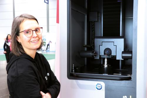 Finalistin Susanne Köhler an der Messmaschine von Zoller auf der TOOLGRINDER CHALLENGE 2023