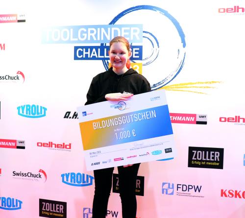 Finalistin Jasmin Weiß mit ihrem Preis auf der TOOLGRINDER CHALLENGE 2023