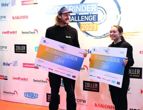 Finalist:in Martin Meier und Angelina Obele mit ihren Preisen auf der TOOLGRINDER CHALLENGE 2023